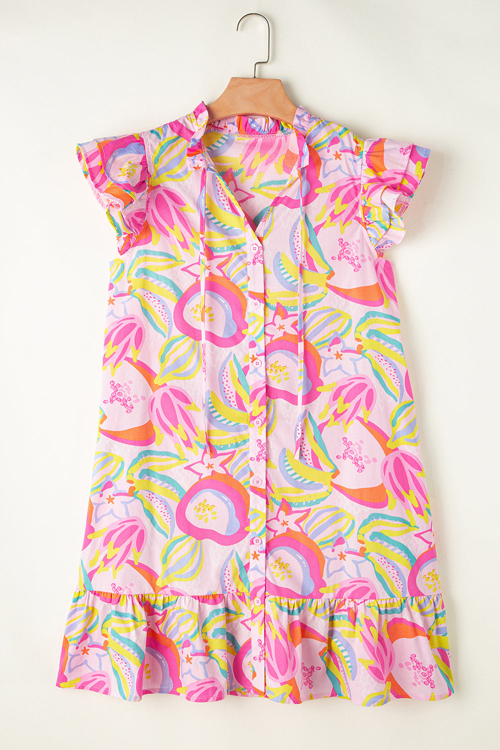Vestido rosa abstracto con volantes y mangas acampanadas, abotonado y estampado floral