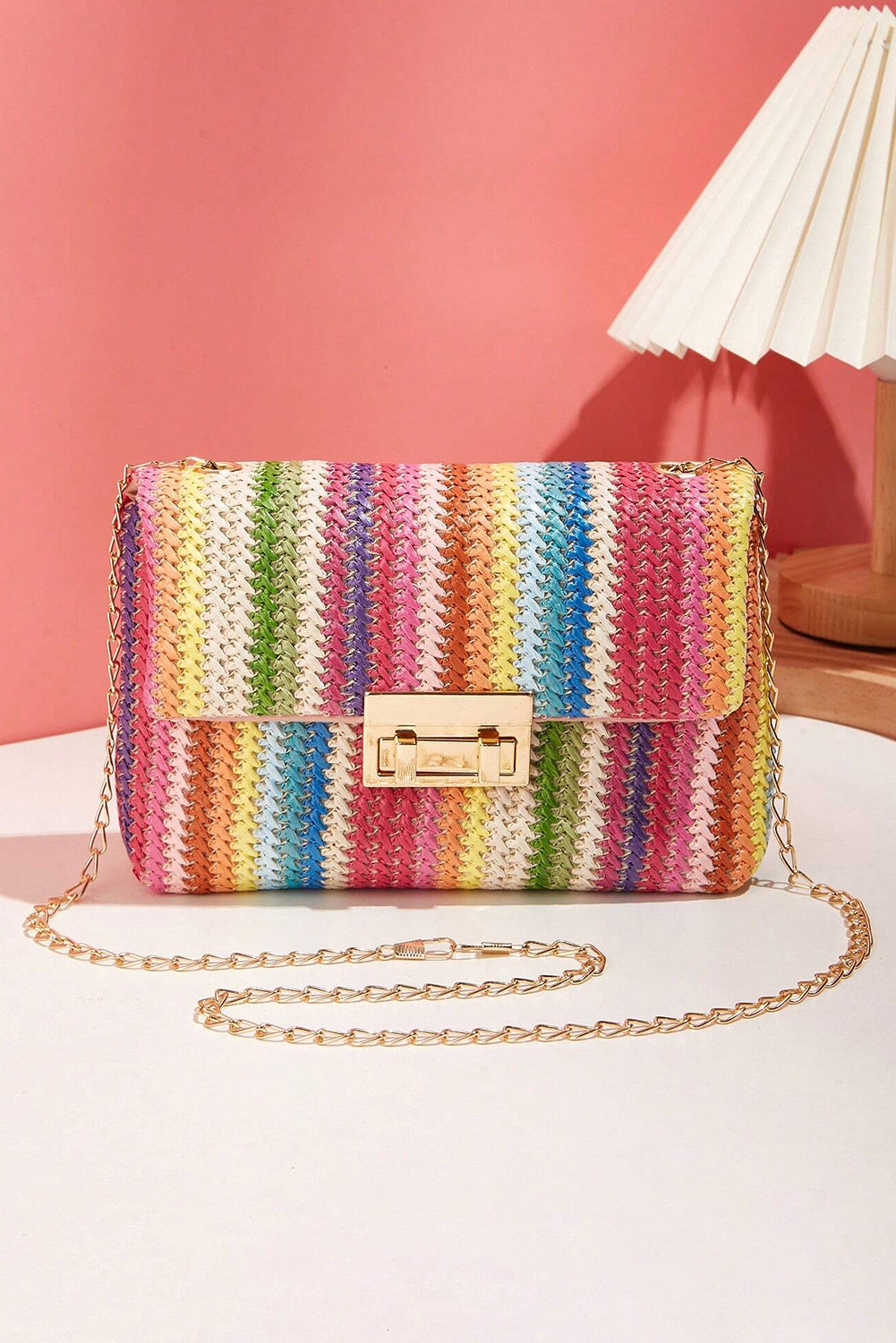Bolso con la brillante correa de cadena dorada.