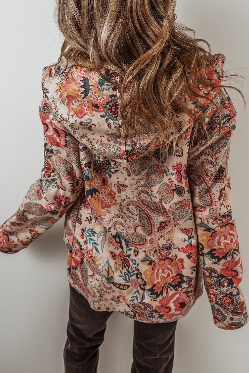Chaqueta con capucha y forro de sherpa con estampado floral vintage de cachemira en beige
