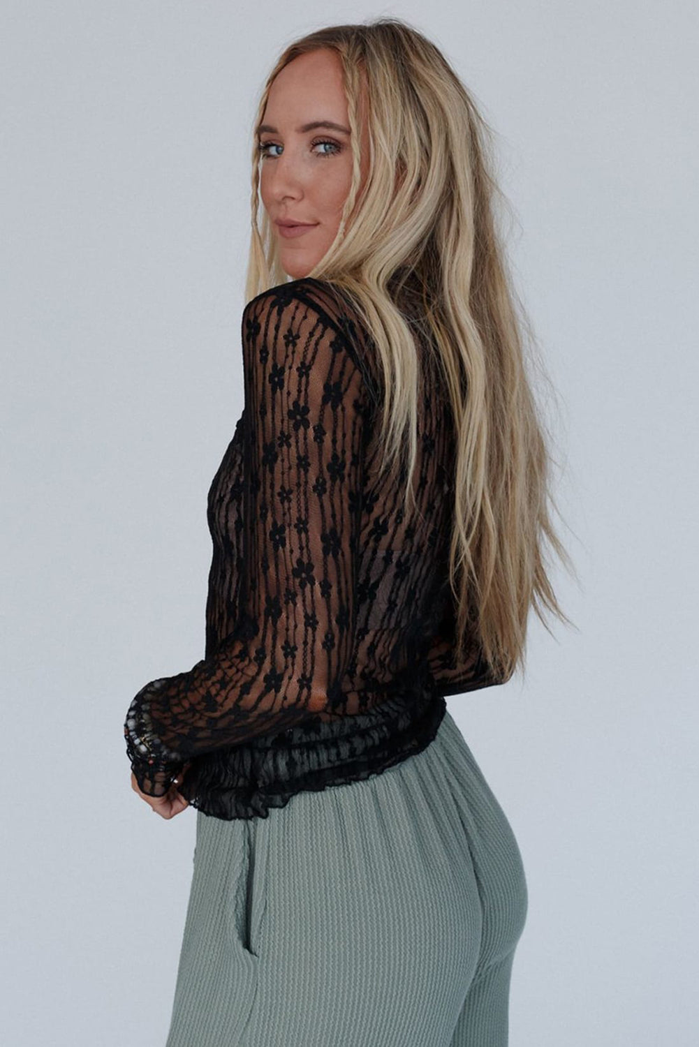 Top ajustado de manga larga con encaje floral transparente negro