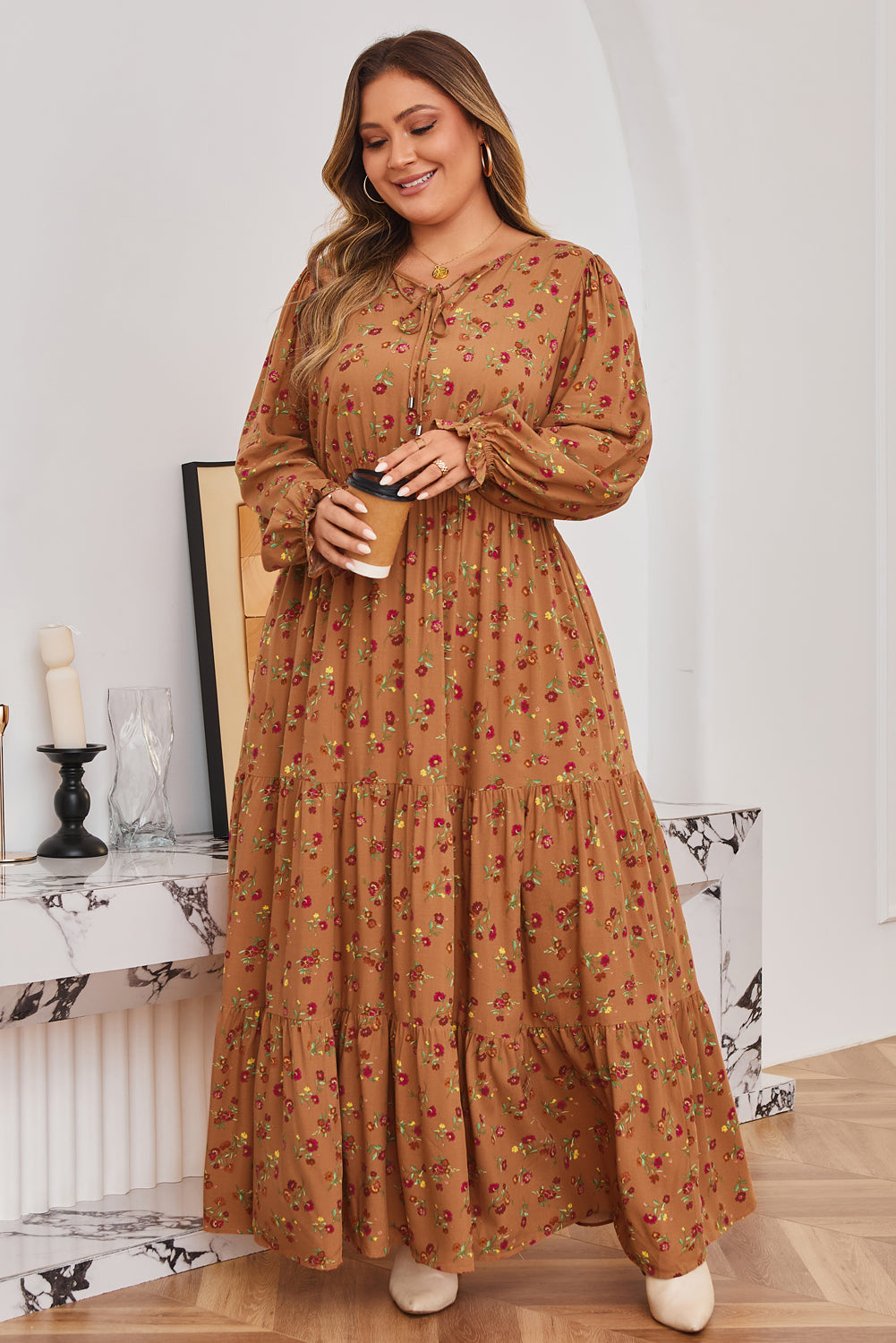 Vestido largo marrón con estampado floral, escote en V dividido, mangas con volantes y capas, talla grande