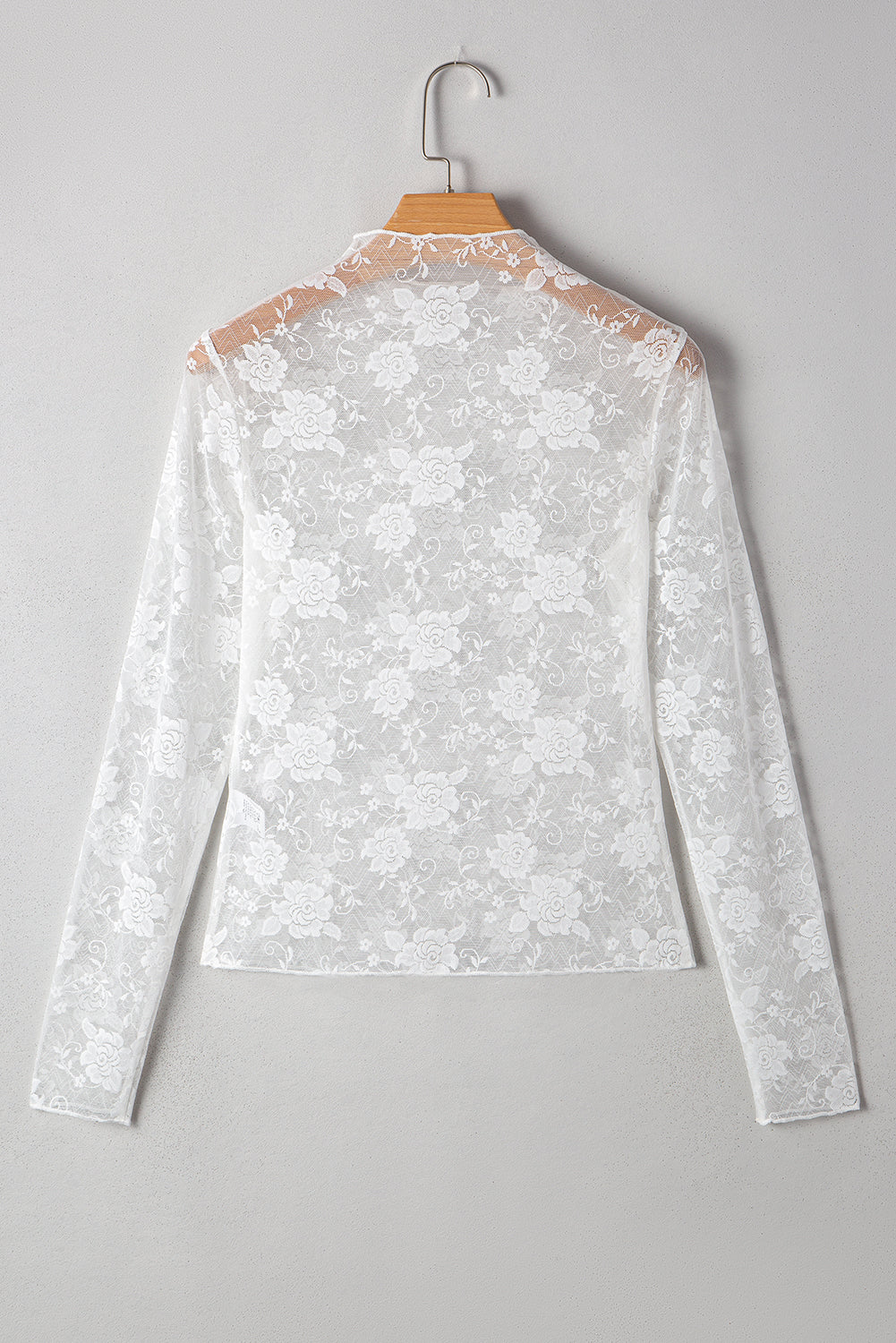 Top blanco de manga larga con encaje floral y cuello alto