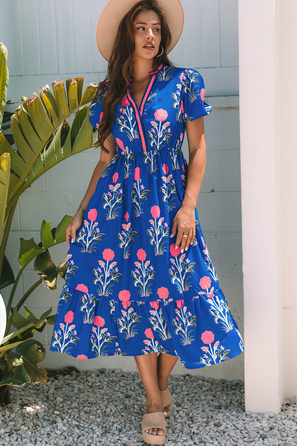 Vestido largo azul cielo con estampado floral, mangas cortas abullonadas, escote en V y cintura alta
