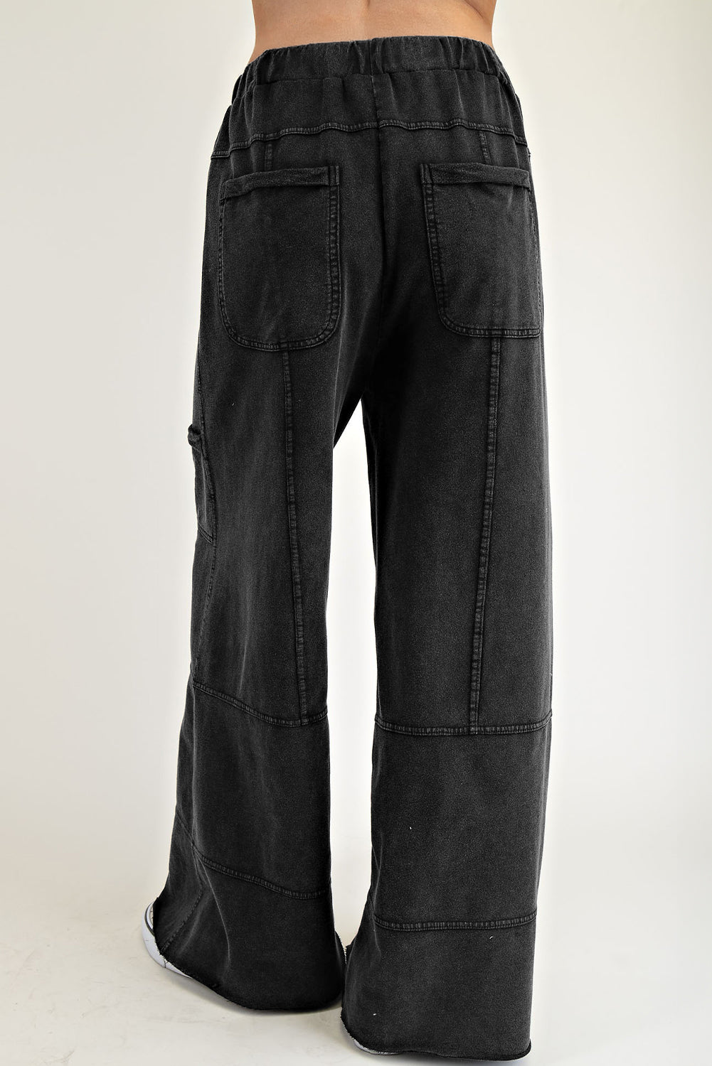 Pantalones cargo anchos con lavado mineral negro y costuras expuestas