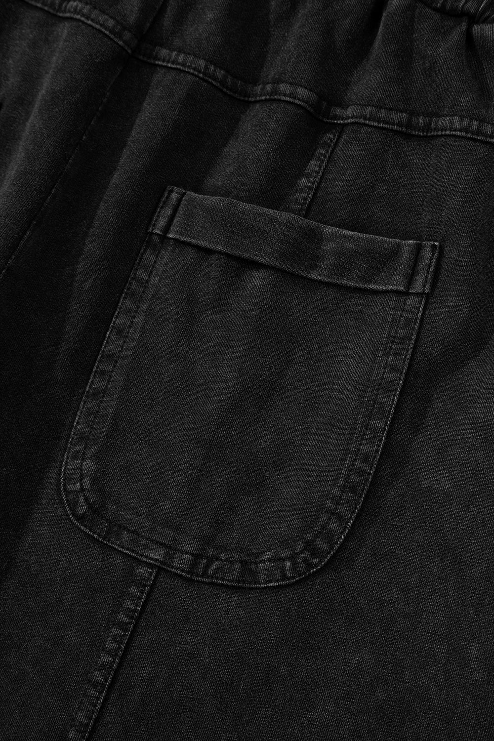 Pantalones cargo anchos con lavado mineral negro y costuras expuestas