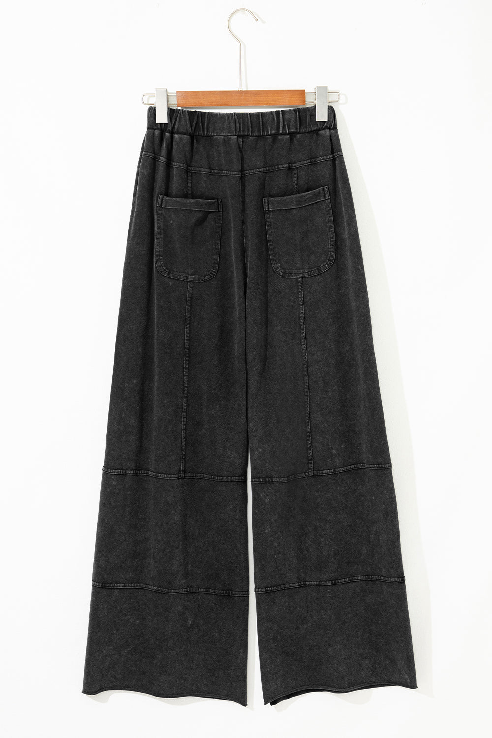 Pantalones cargo anchos con lavado mineral negro y costuras expuestas