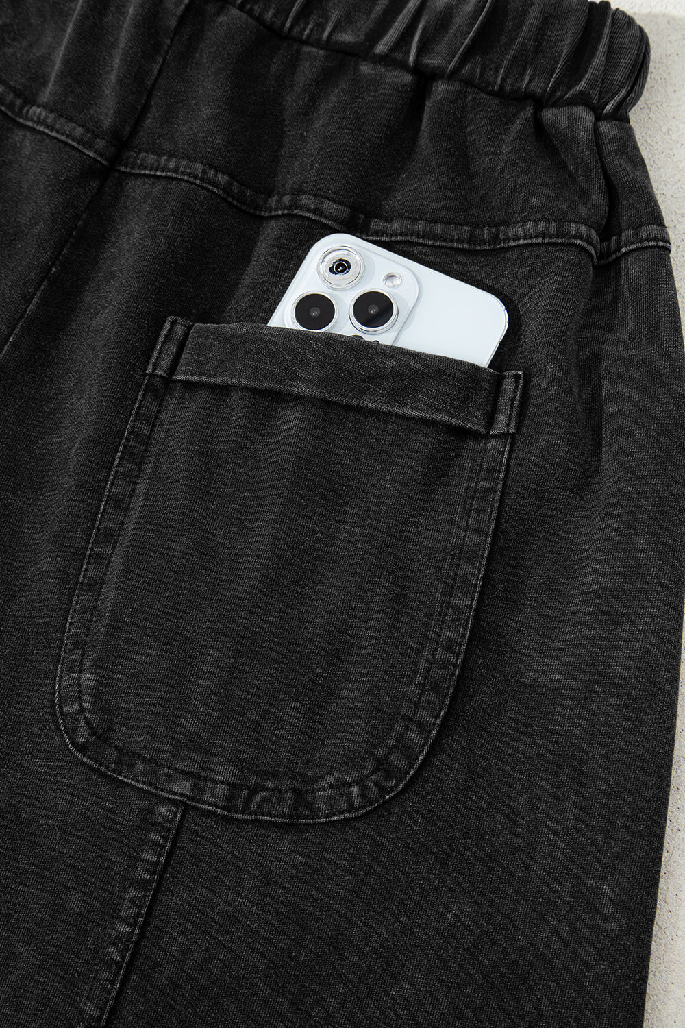 Pantalones cargo anchos con lavado mineral negro y costuras expuestas