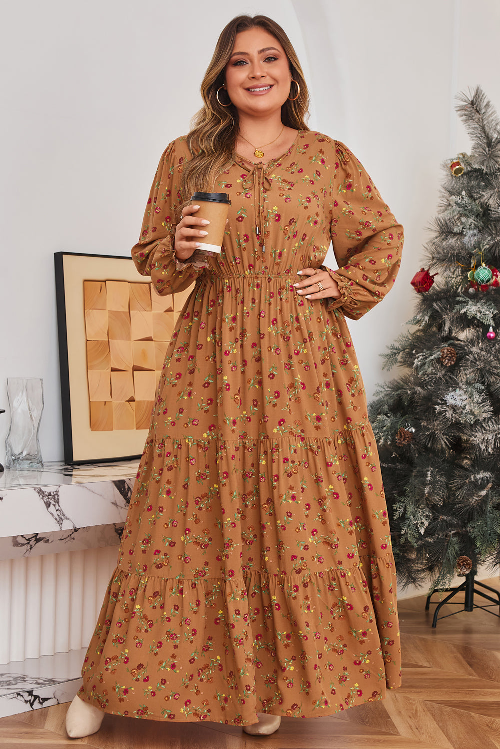 Vestido largo marrón con estampado floral, escote en V dividido, mangas con volantes y capas, talla grande