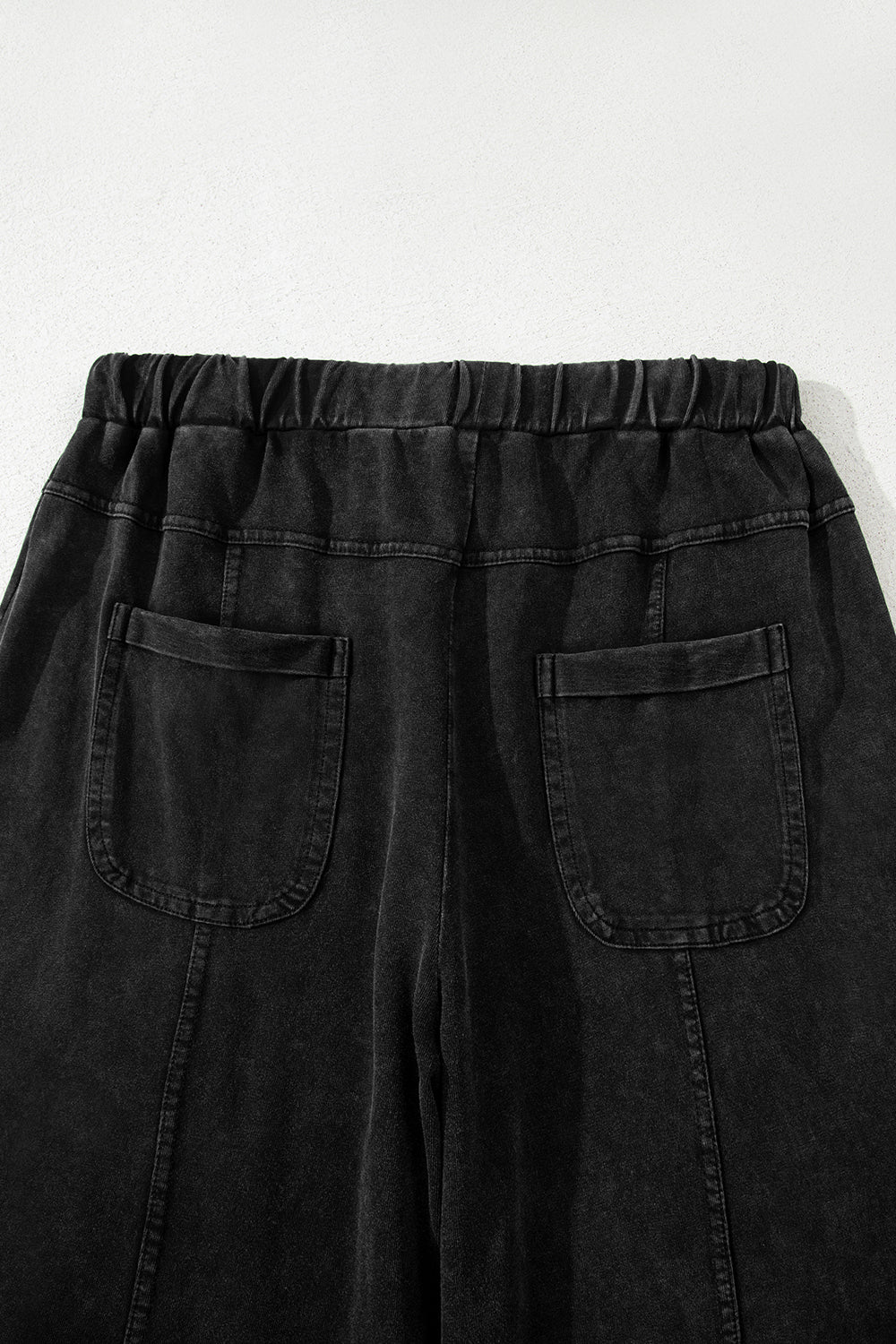 Pantalones cargo anchos con lavado mineral negro y costuras expuestas