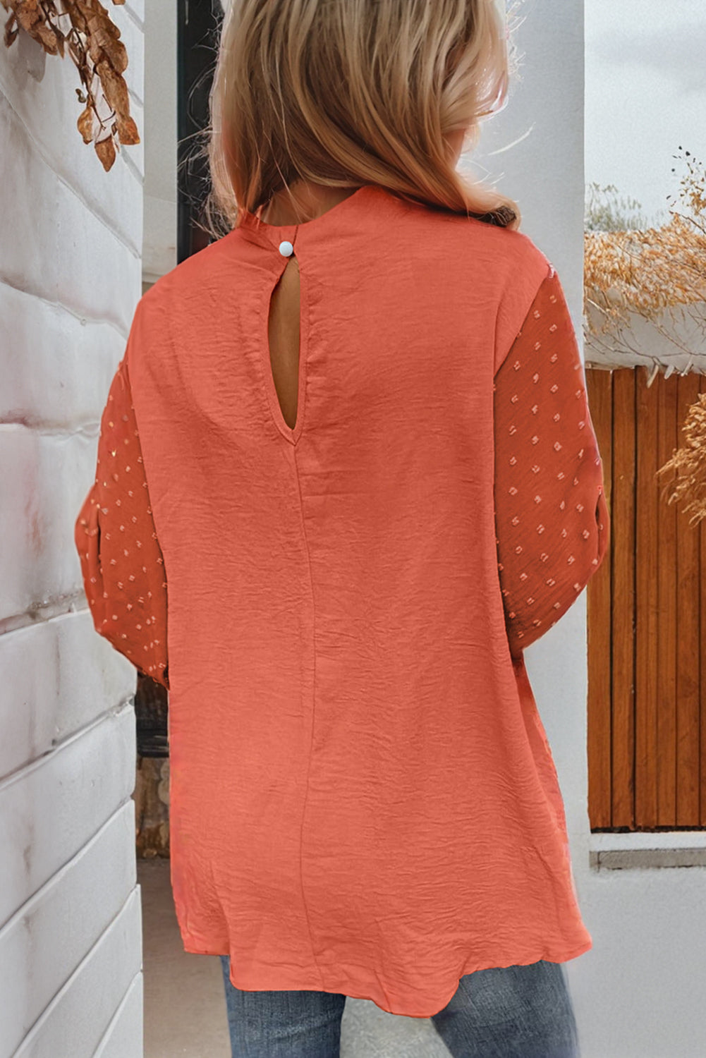 Blusa arrugada con patchwork y mangas abullonadas de lunares suizos de color naranja rojizo