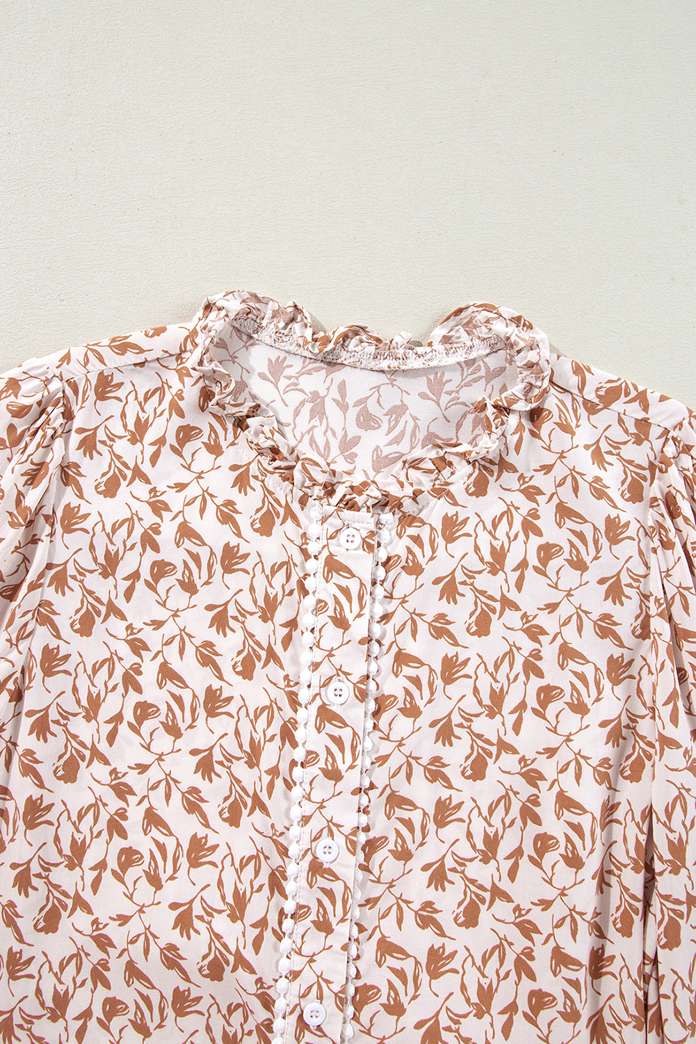 Camisa con mangas abullonadas, detalle de encaje y estampado floral amarillo
