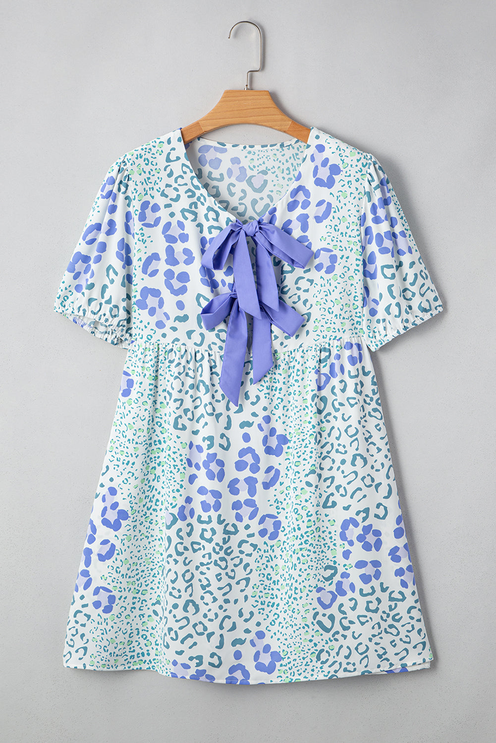 Minivestido azul cielo con mangas abullonadas y lazo en contraste de leopardo