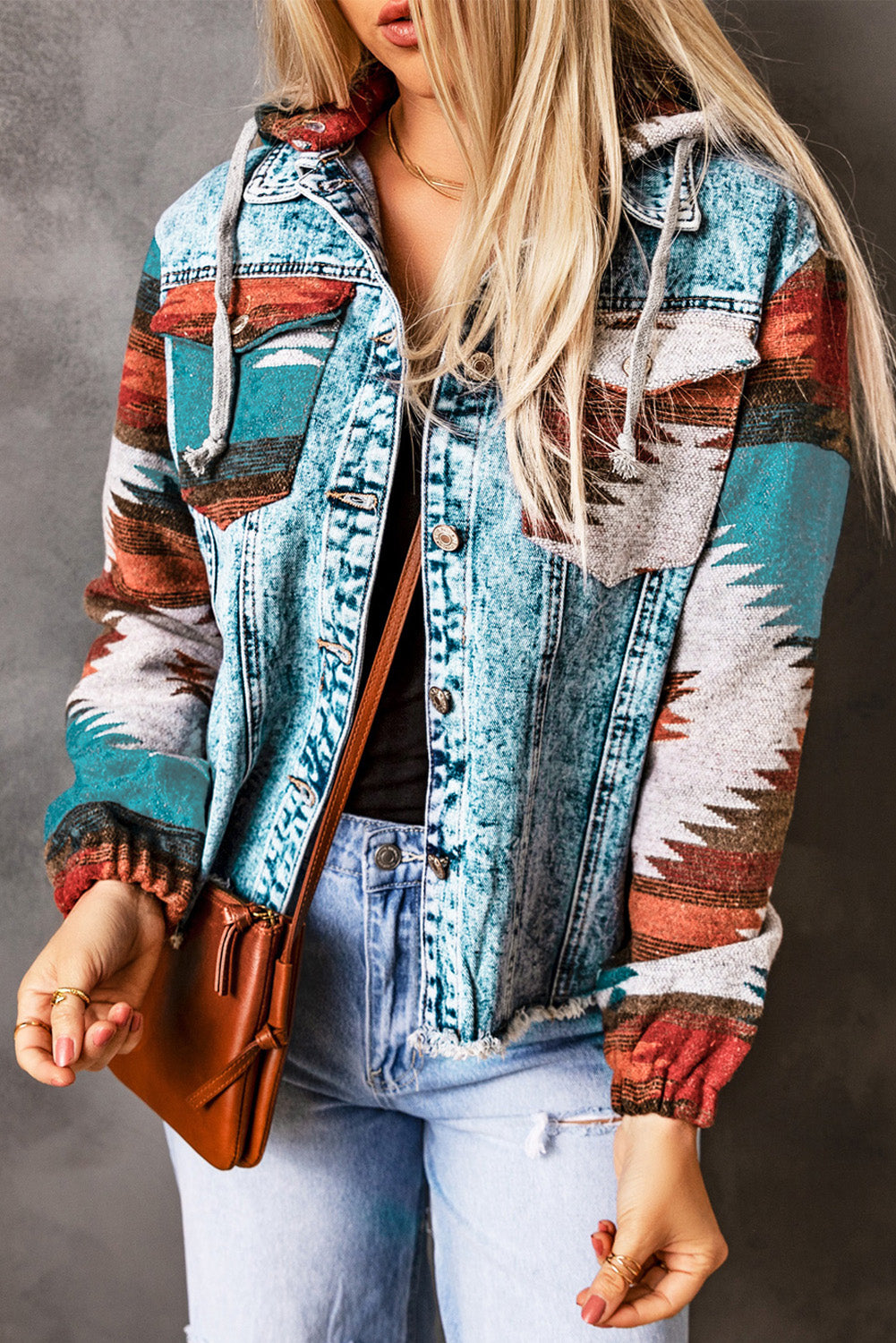 Chaqueta vaquera con dobladillo deshilachado y estampado azteca multicolor