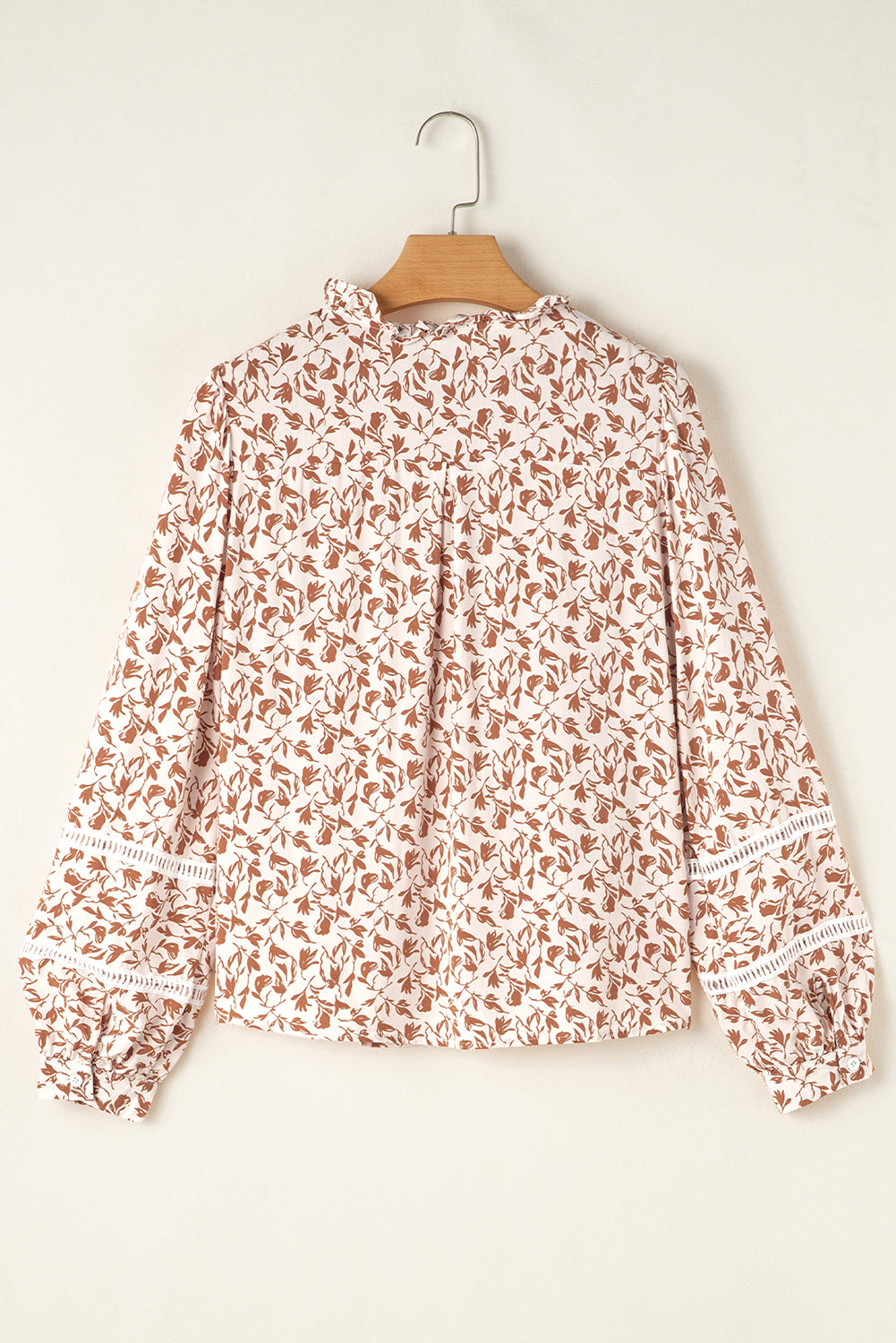 Camisa con mangas abullonadas, detalle de encaje y estampado floral amarillo