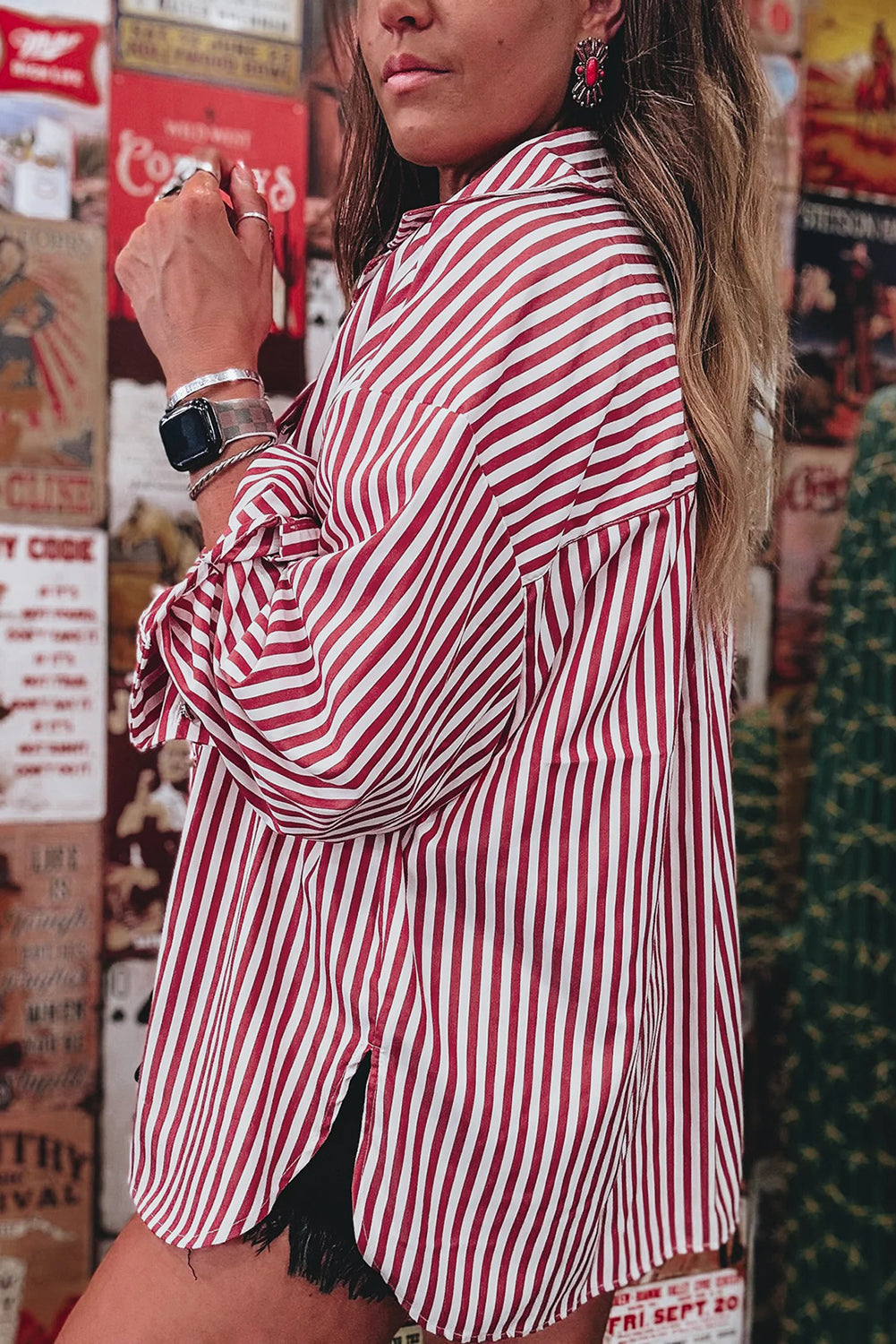 Camisa holgada con abertura lateral y bolsillo de rayas rojas