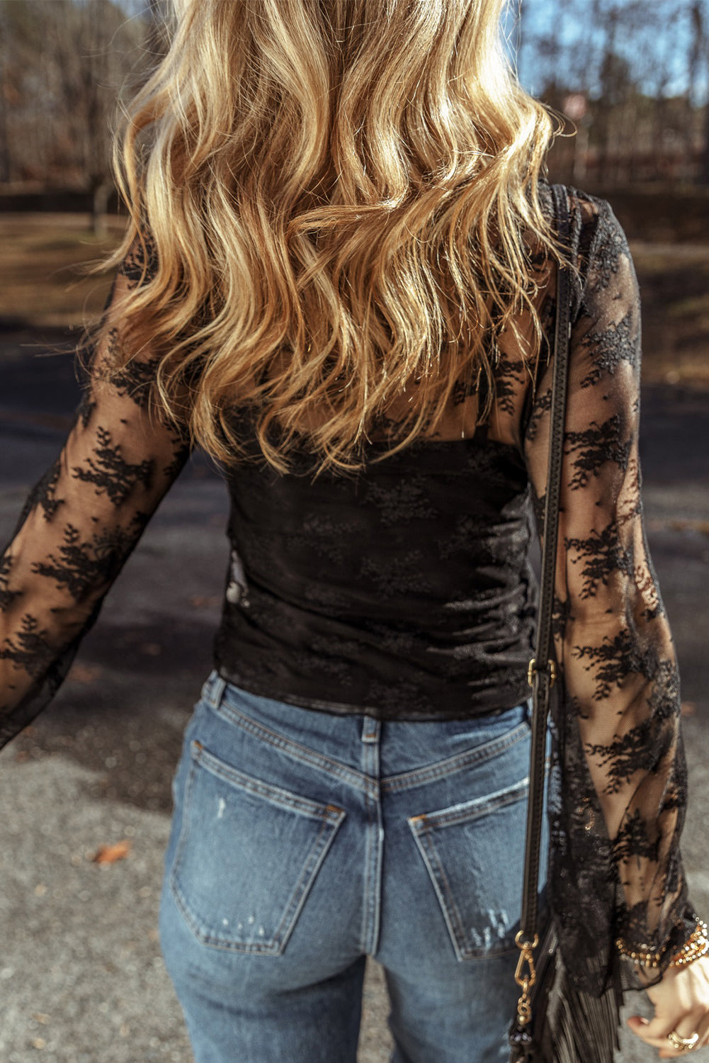 Blusa de manga larga ajustada con empalme de crochet y malla de encaje negro