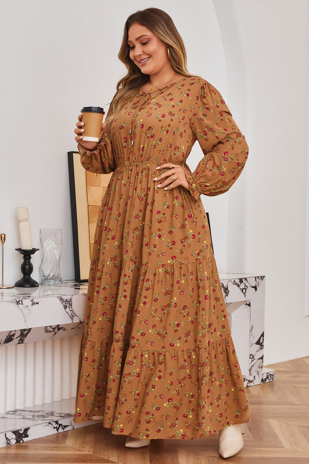 Vestido largo marrón con estampado floral, escote en V dividido, mangas con volantes y capas, talla grande