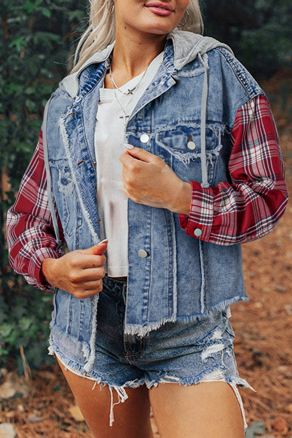 Chaqueta vaquera con capucha y dobladillo sin rematar, estampado de cuadros escoceses en azul Beau