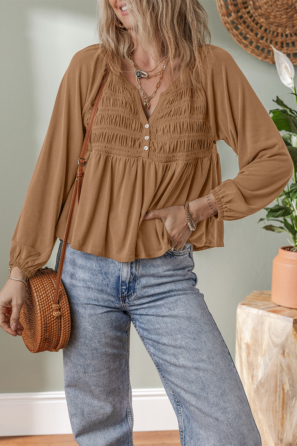 Blusa fluida con escote en V dividido, botones y busto fruncido color canela