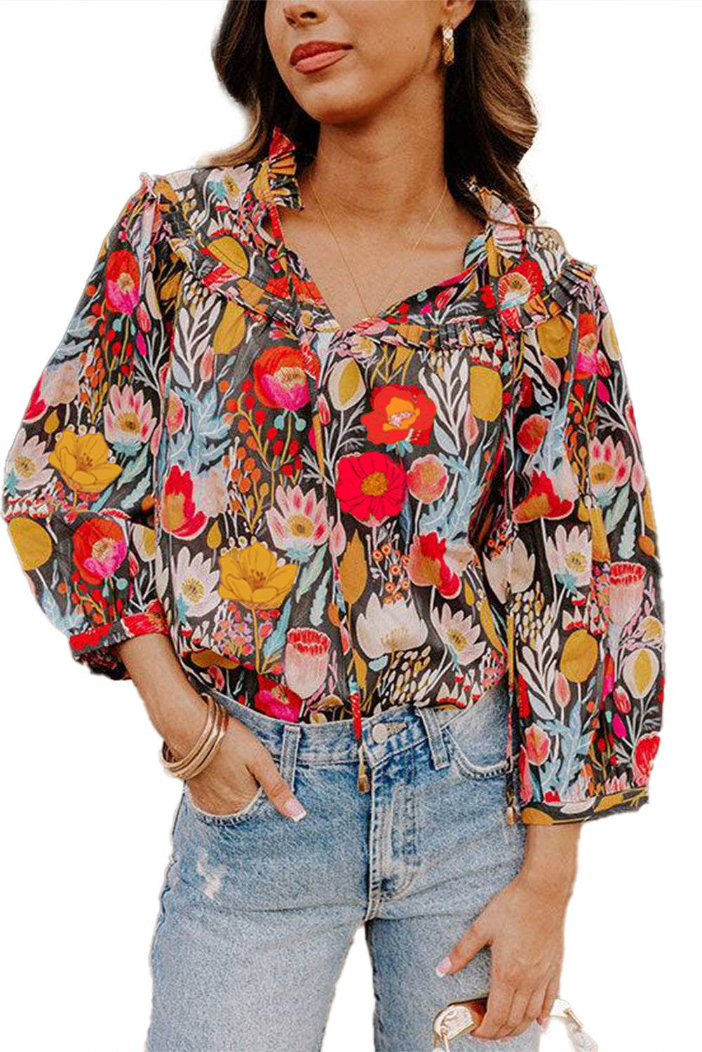 Blusa negra con estampado floral, mangas abullonadas 3/4 y cuello con volantes
