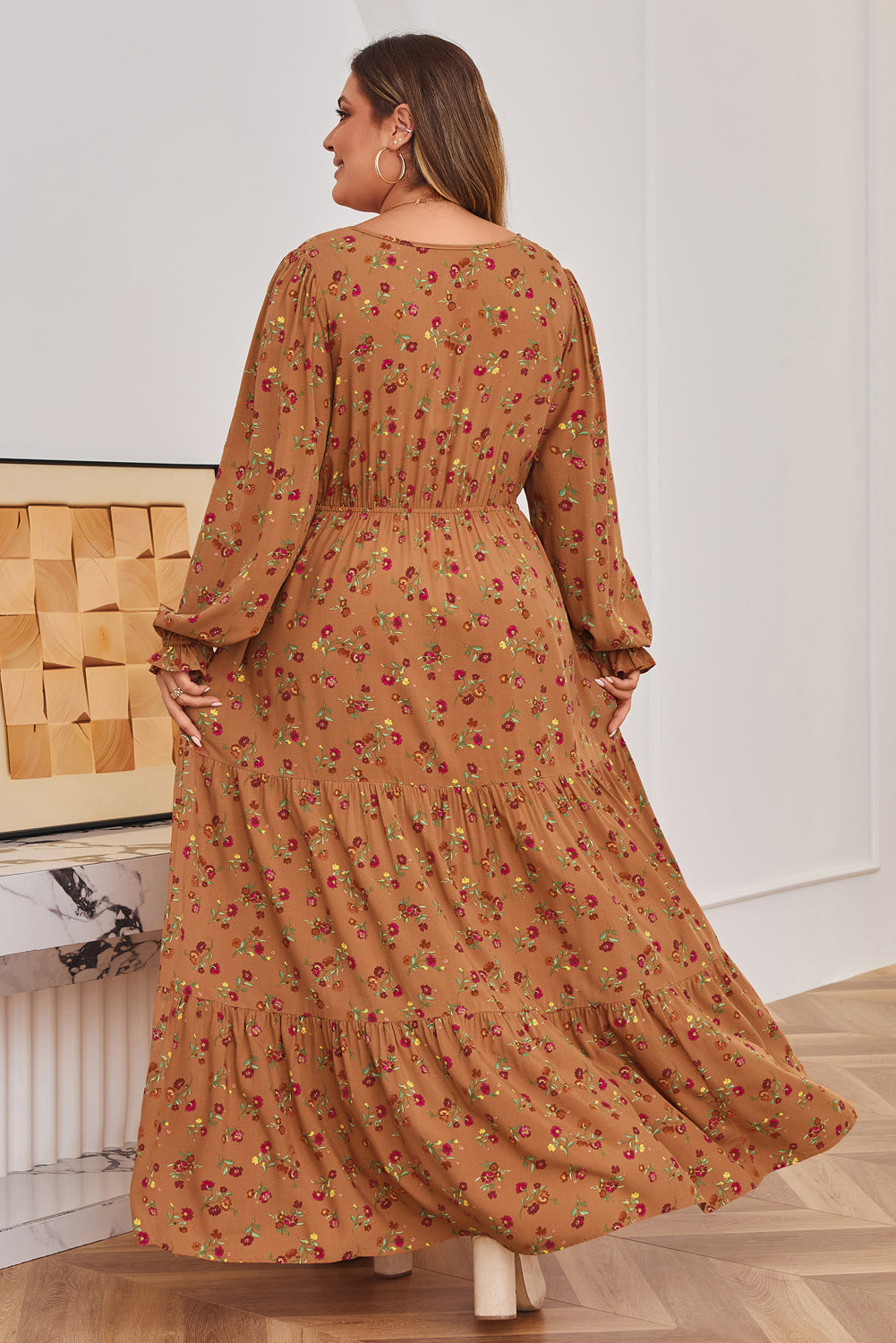 Vestido largo marrón con estampado floral, escote en V dividido, mangas con volantes y capas, talla grande