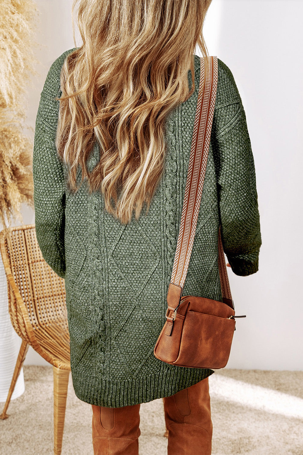 Vestido estilo suéter holgado con hombros caídos y punto trenzado en verde niebla