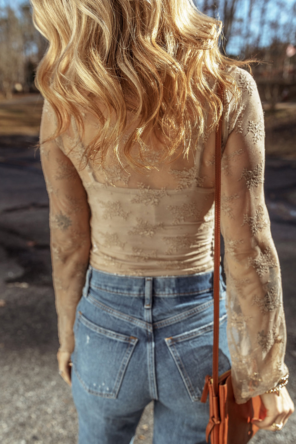 Blusa de manga larga ajustada con encaje de malla y crochet en color albaricoque