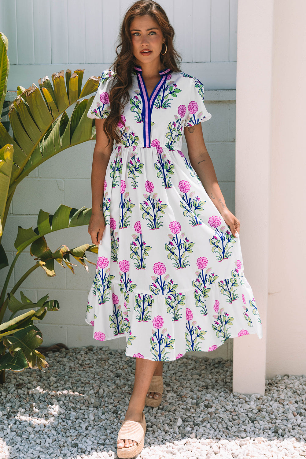 Vestido largo azul cielo con estampado floral, mangas cortas abullonadas, escote en V y cintura alta