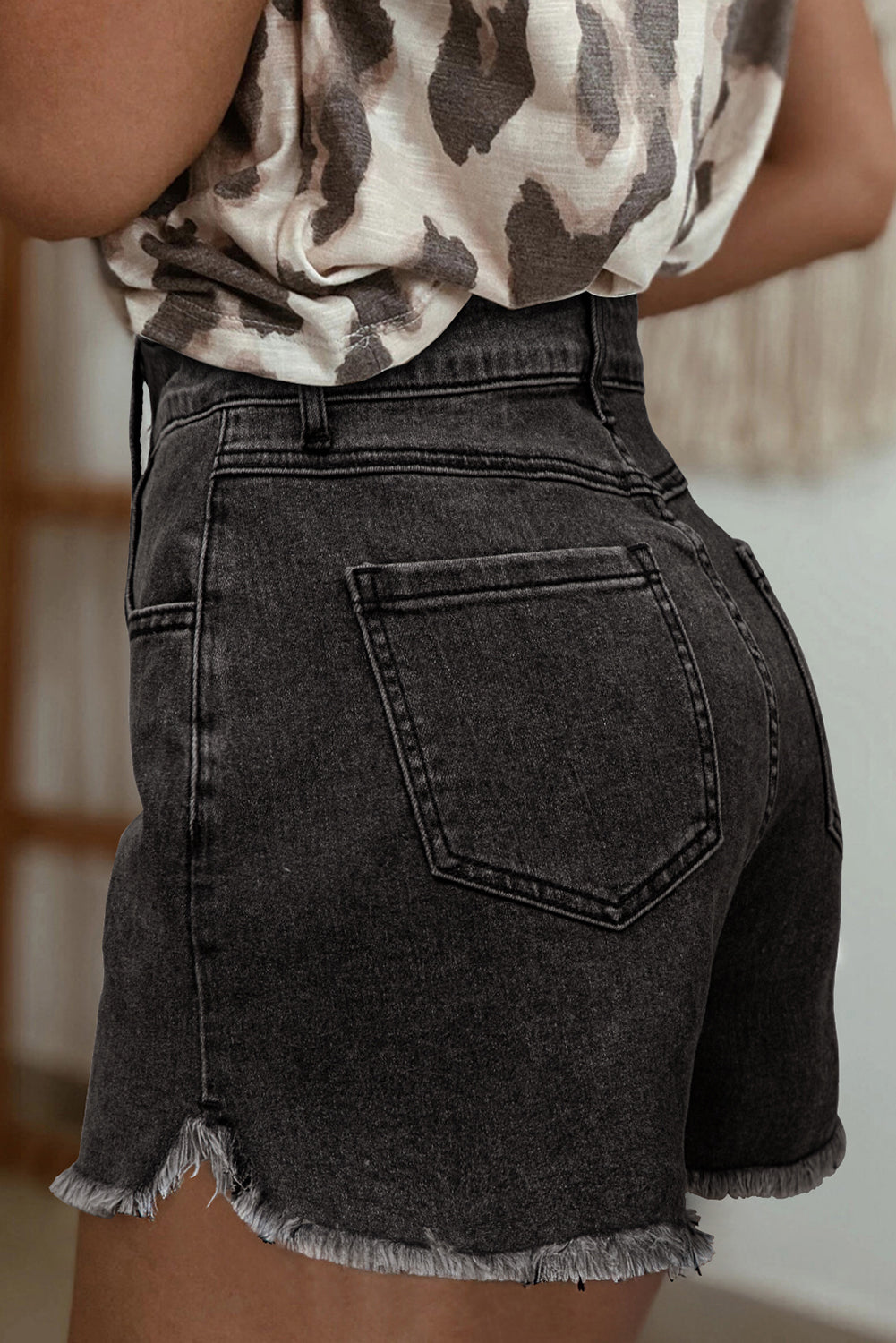 Shorts vaqueros blancos de cintura alta con dobladillo sin rematar