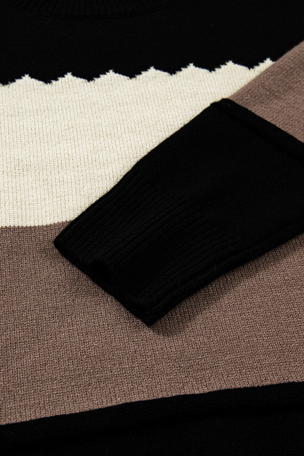 Suéter negro con cuello redondo y hombros caídos en bloques de color