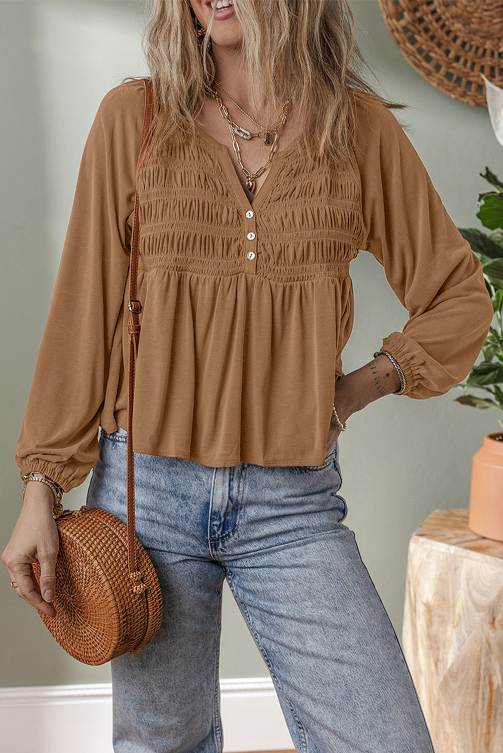 Blusa fluida con escote en V dividido, botones y busto fruncido color canela