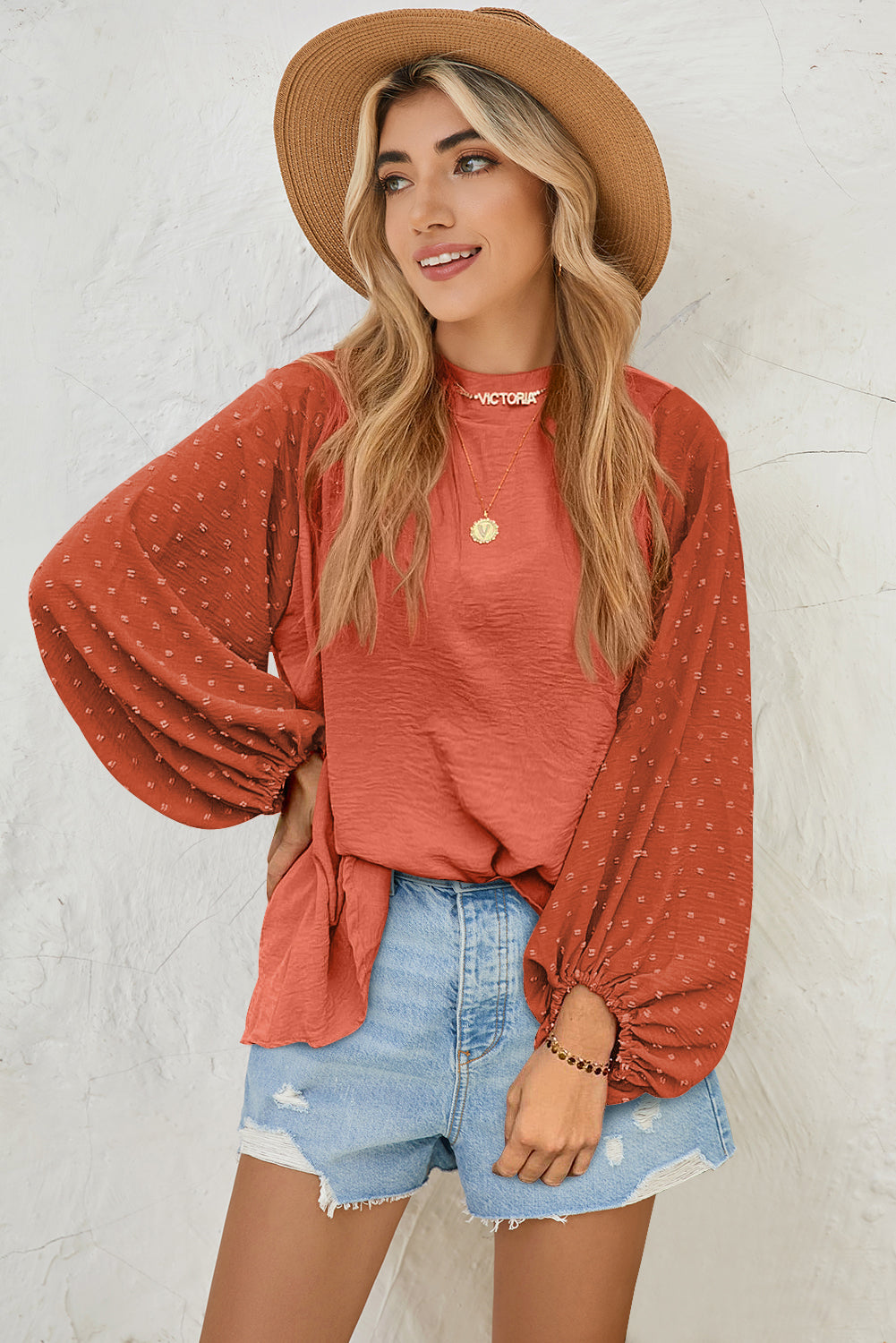 Blusa arrugada con patchwork y mangas abullonadas de lunares suizos de color naranja rojizo
