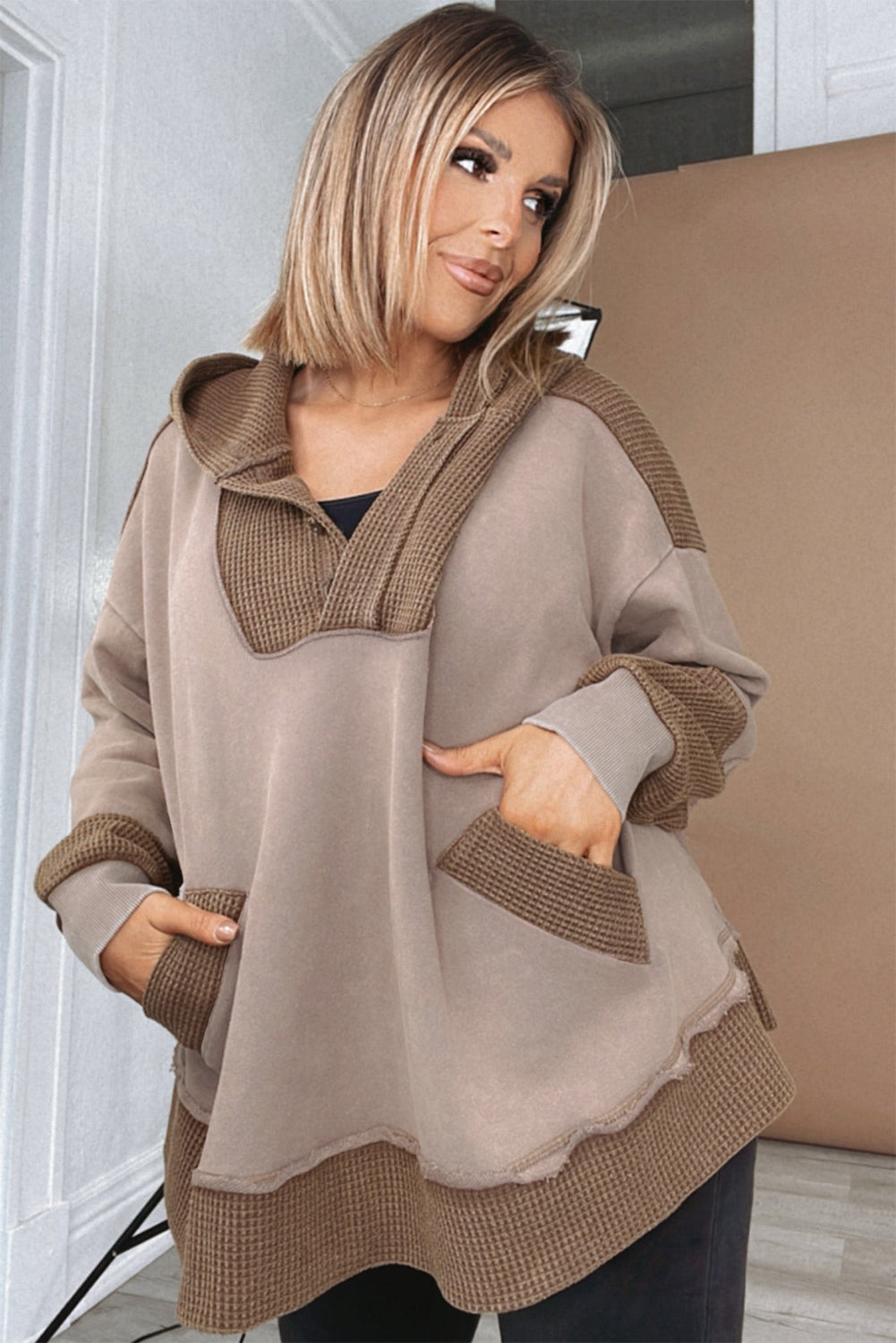 Sudadera con capucha y bolsillos de talla grande con diseño de gofres en contraste y patchwork de Goat