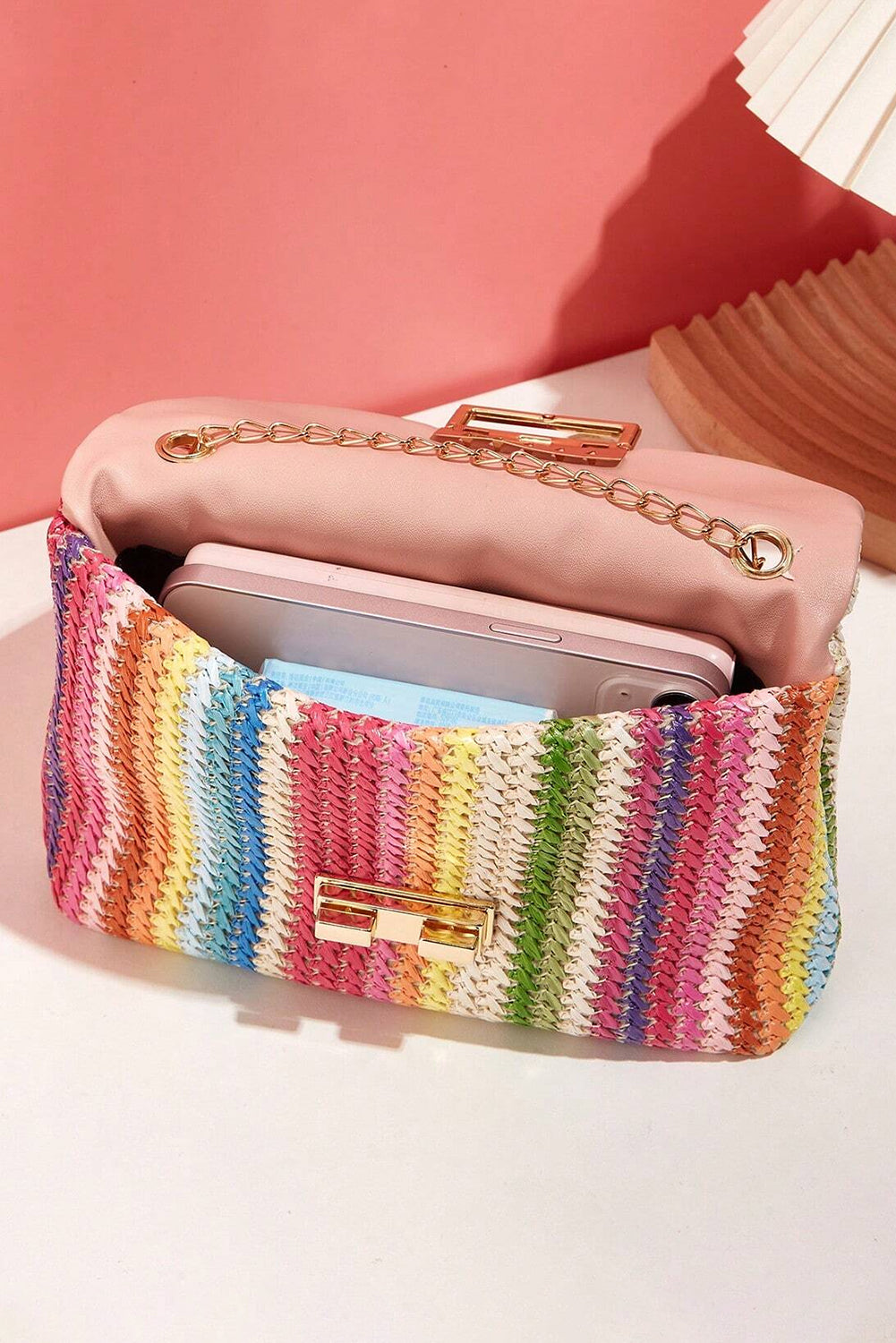 Bolso con la brillante correa de cadena dorada.