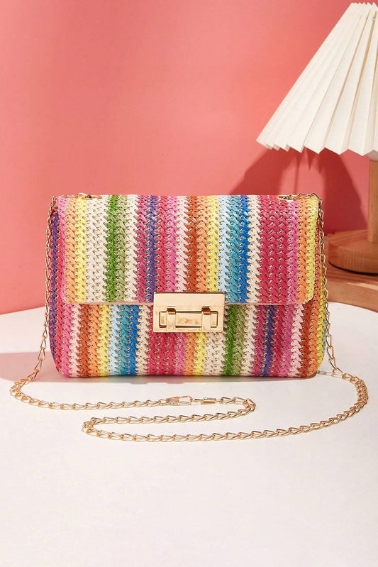 Bolso con la brillante correa de cadena dorada.
