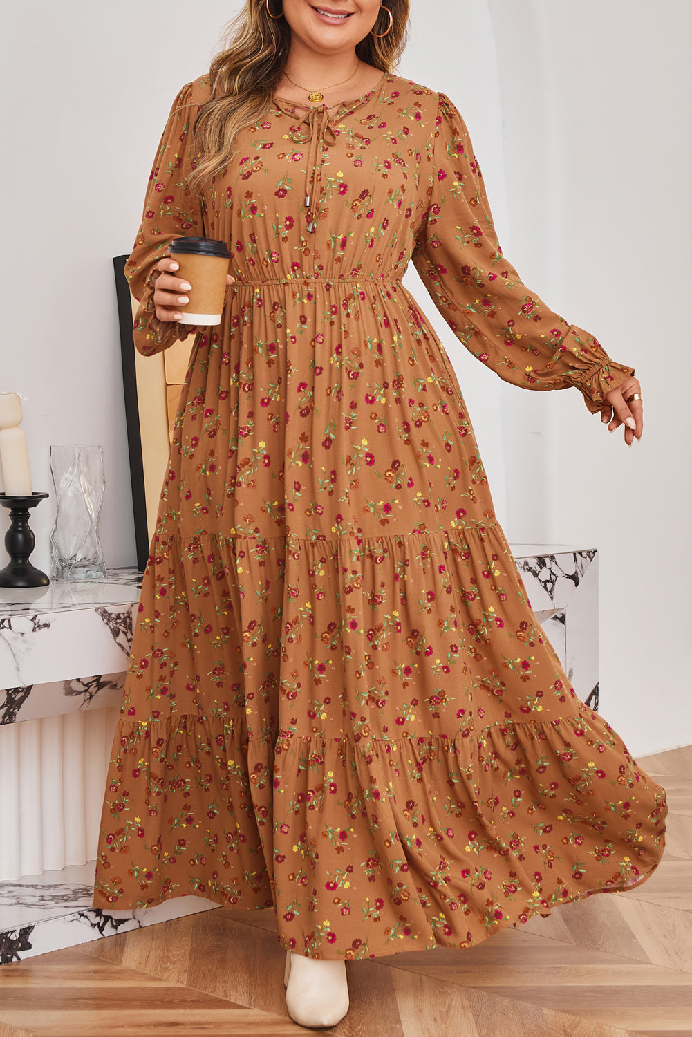 Vestido largo marrón con estampado floral, escote en V dividido, mangas con volantes y capas, talla grande