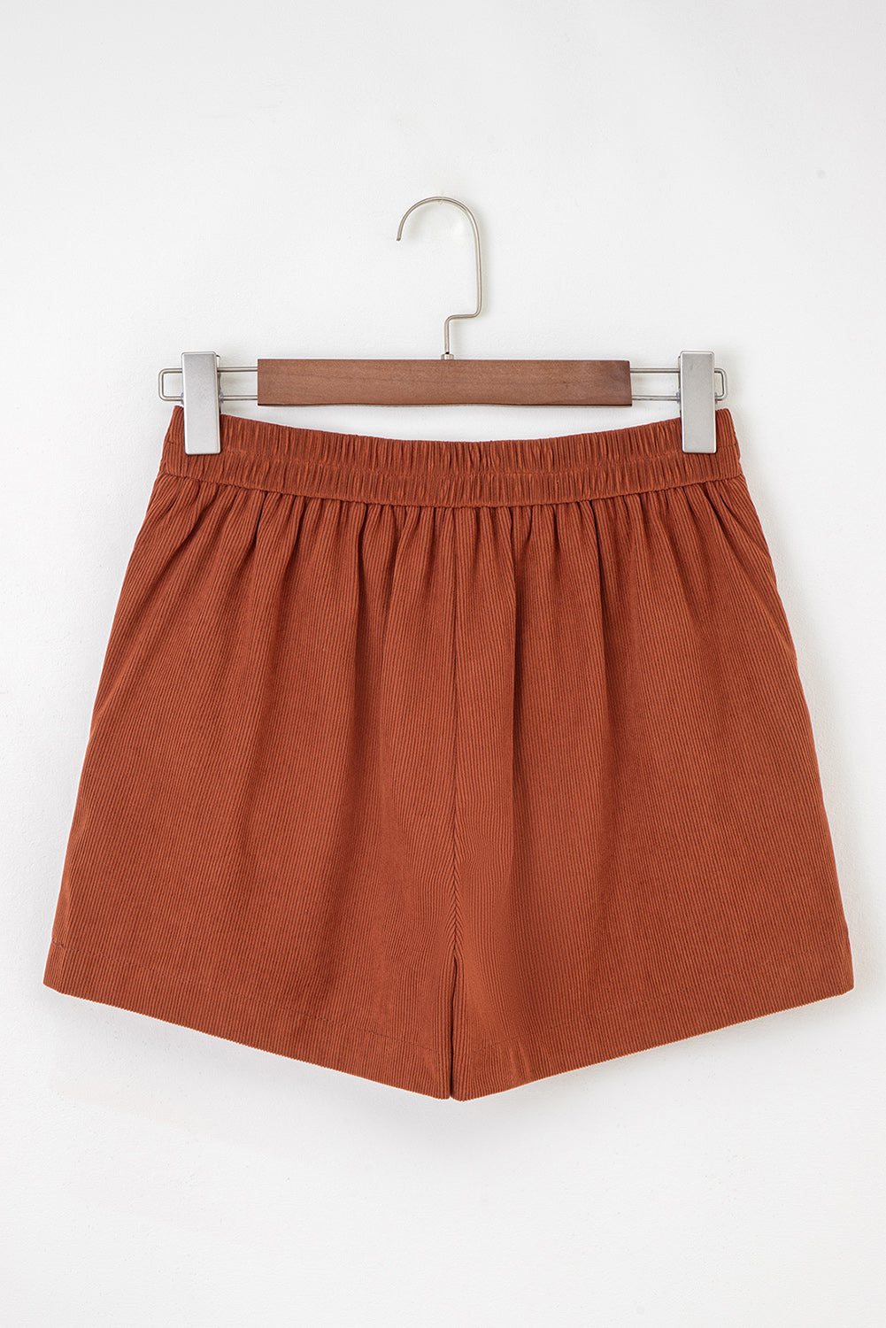 Pantalones cortos de pana de cintura alta con borde festoneado y decoración de botones de arcilla