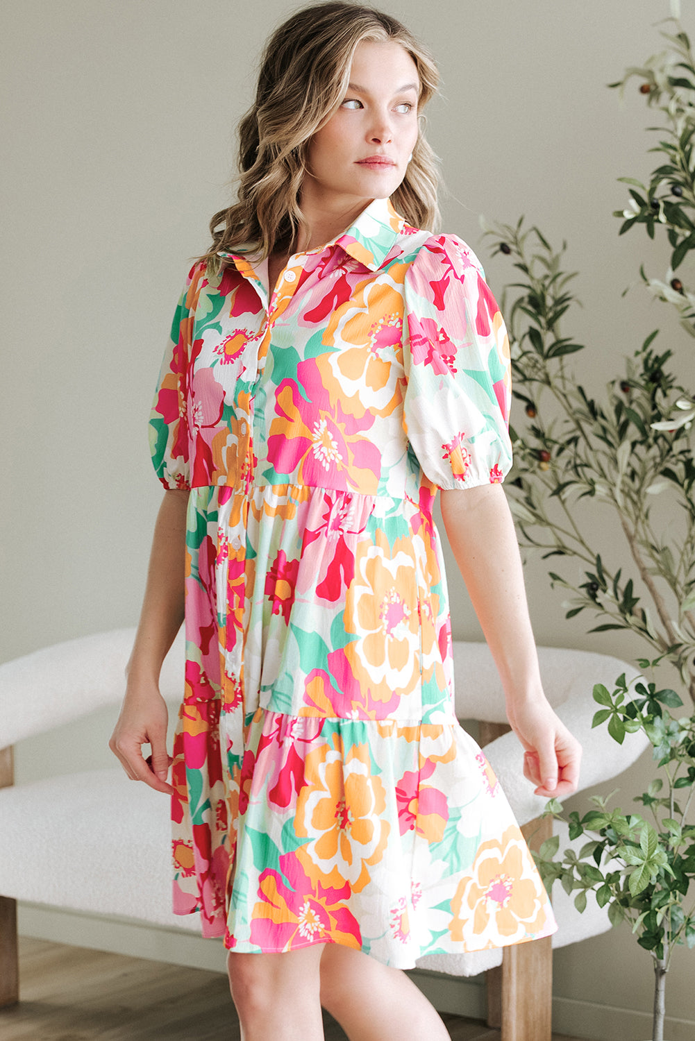 Vestido babydoll con botones, cuello y mangas abullonadas con estampado floral verde