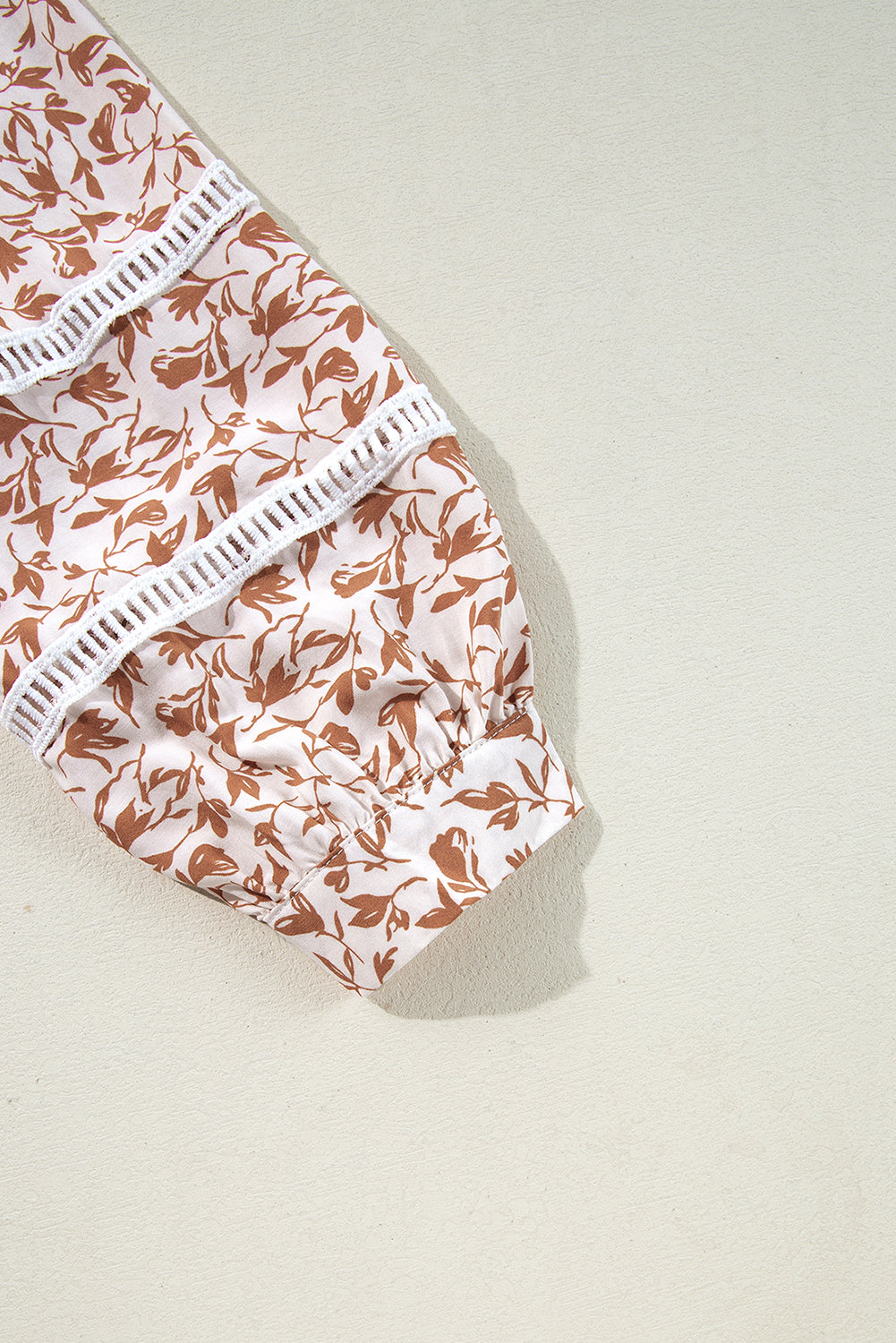 Camisa con mangas abullonadas, detalle de encaje y estampado floral amarillo