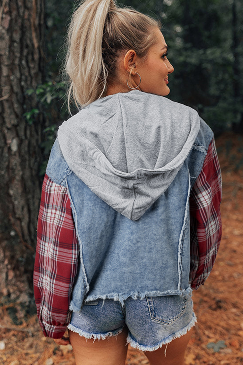 Chaqueta vaquera con capucha y dobladillo sin rematar, estampado de cuadros escoceses en azul Beau