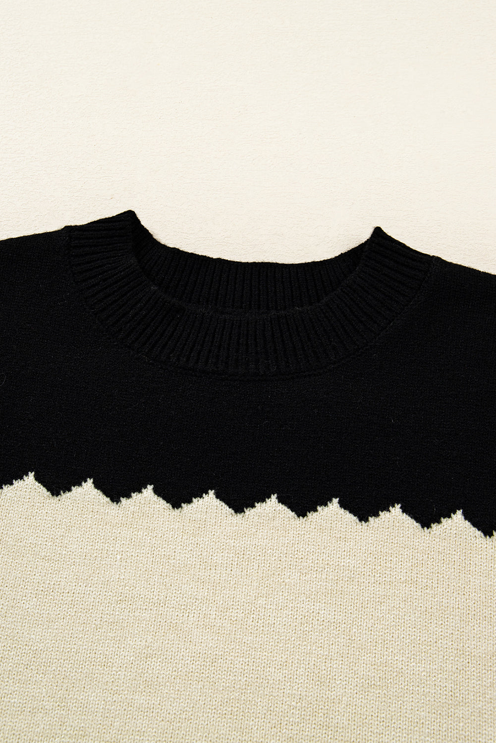 Suéter negro con cuello redondo y hombros caídos en bloques de color