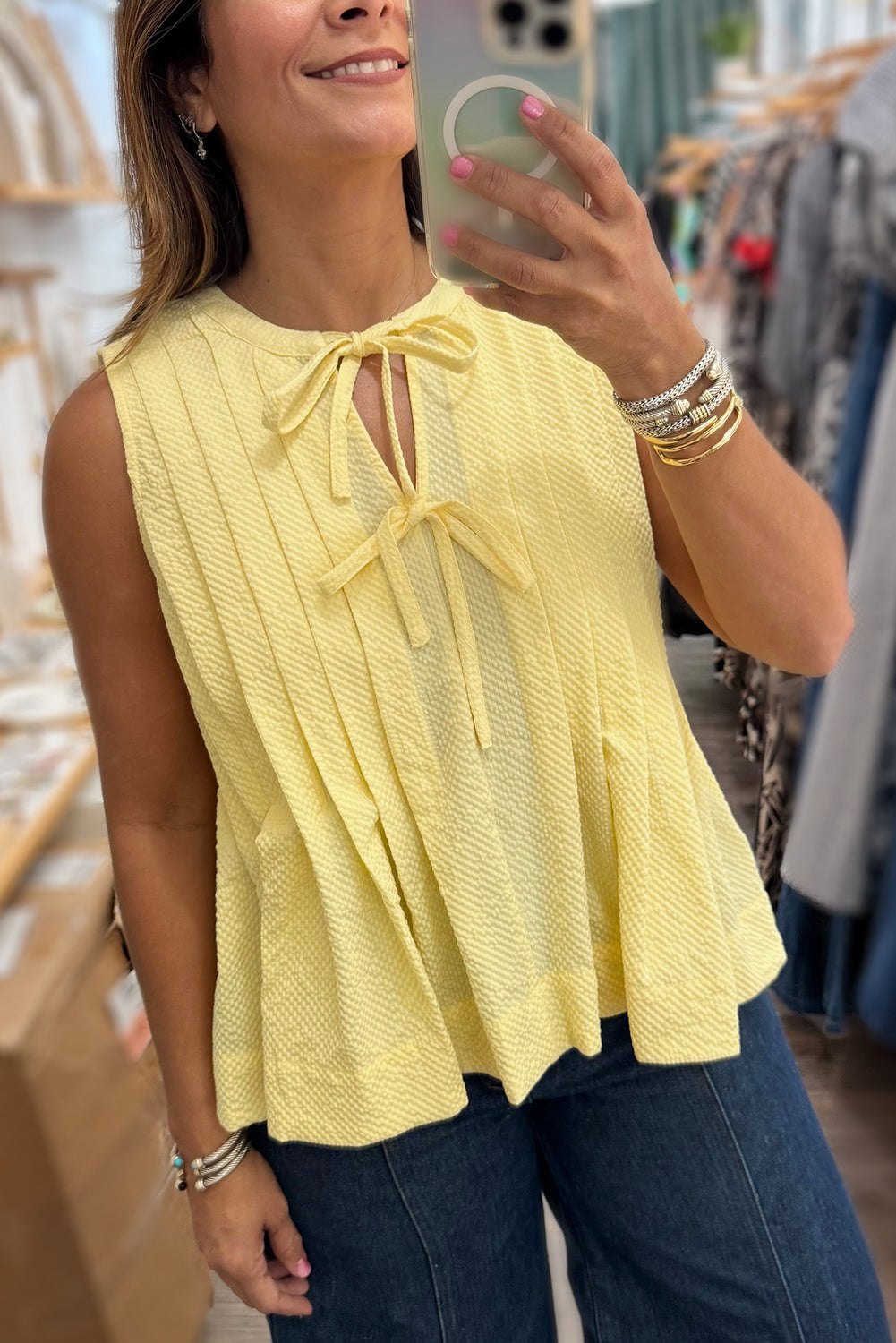 Top plisado con cuello entallado y pajarita color crema amarillo