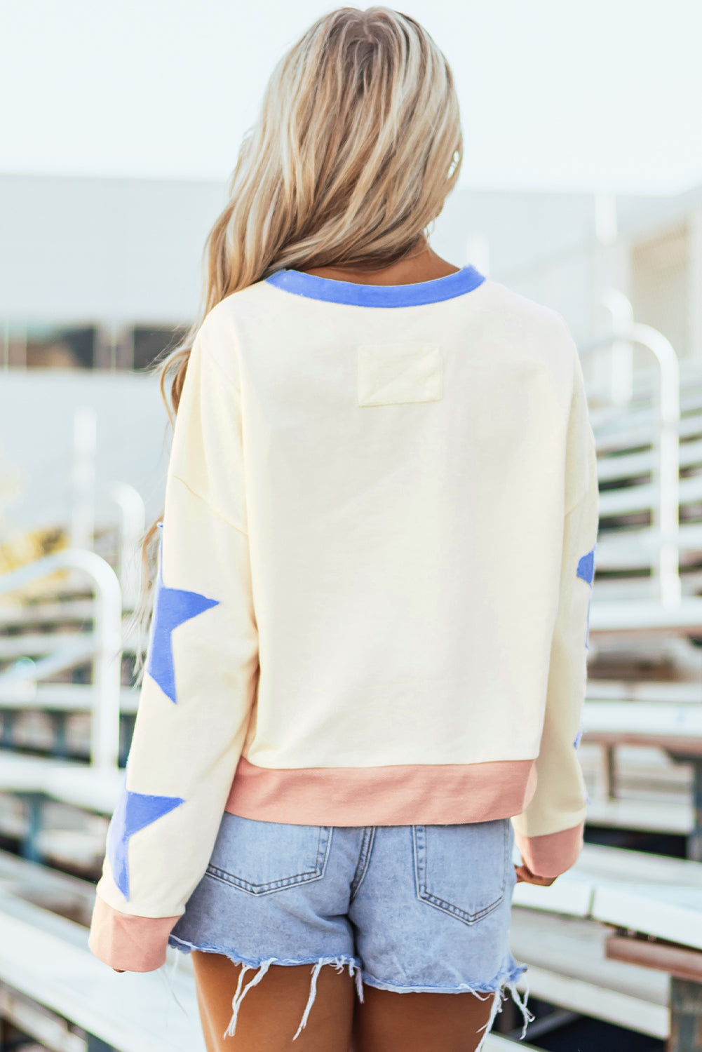 Sudadera informal con estampado de día de juego en beige, mangas con parches y ribete en contraste y estrellas