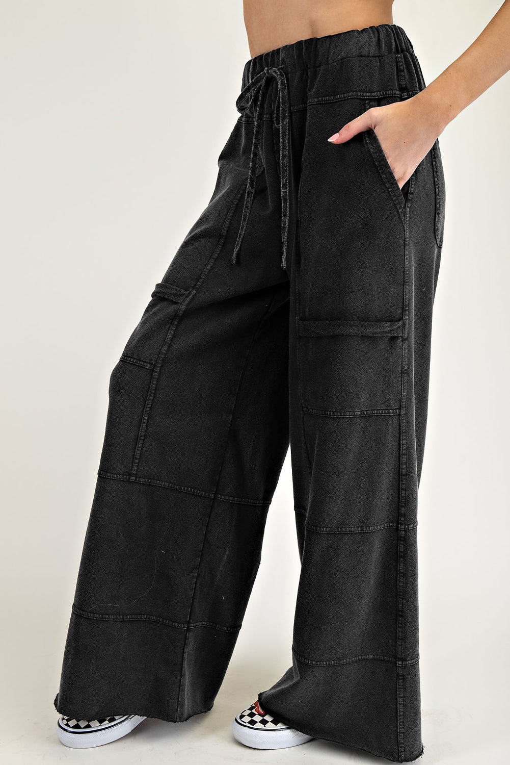 Pantalones cargo anchos con lavado mineral negro y costuras expuestas