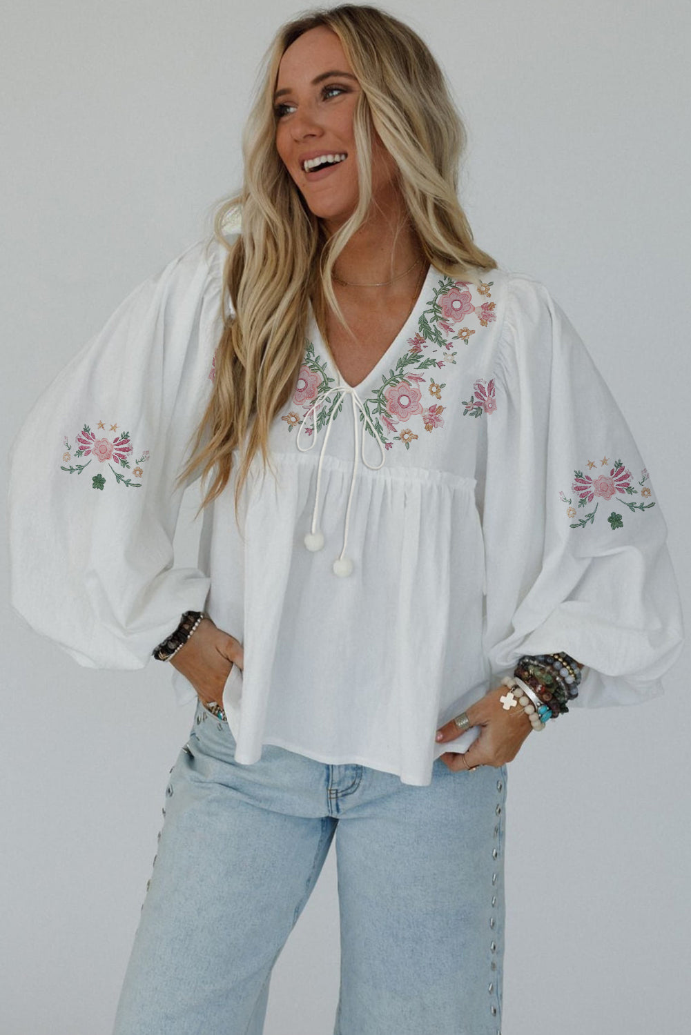 Blusa babydoll holgada con cuello en V y cordones de flores blancas