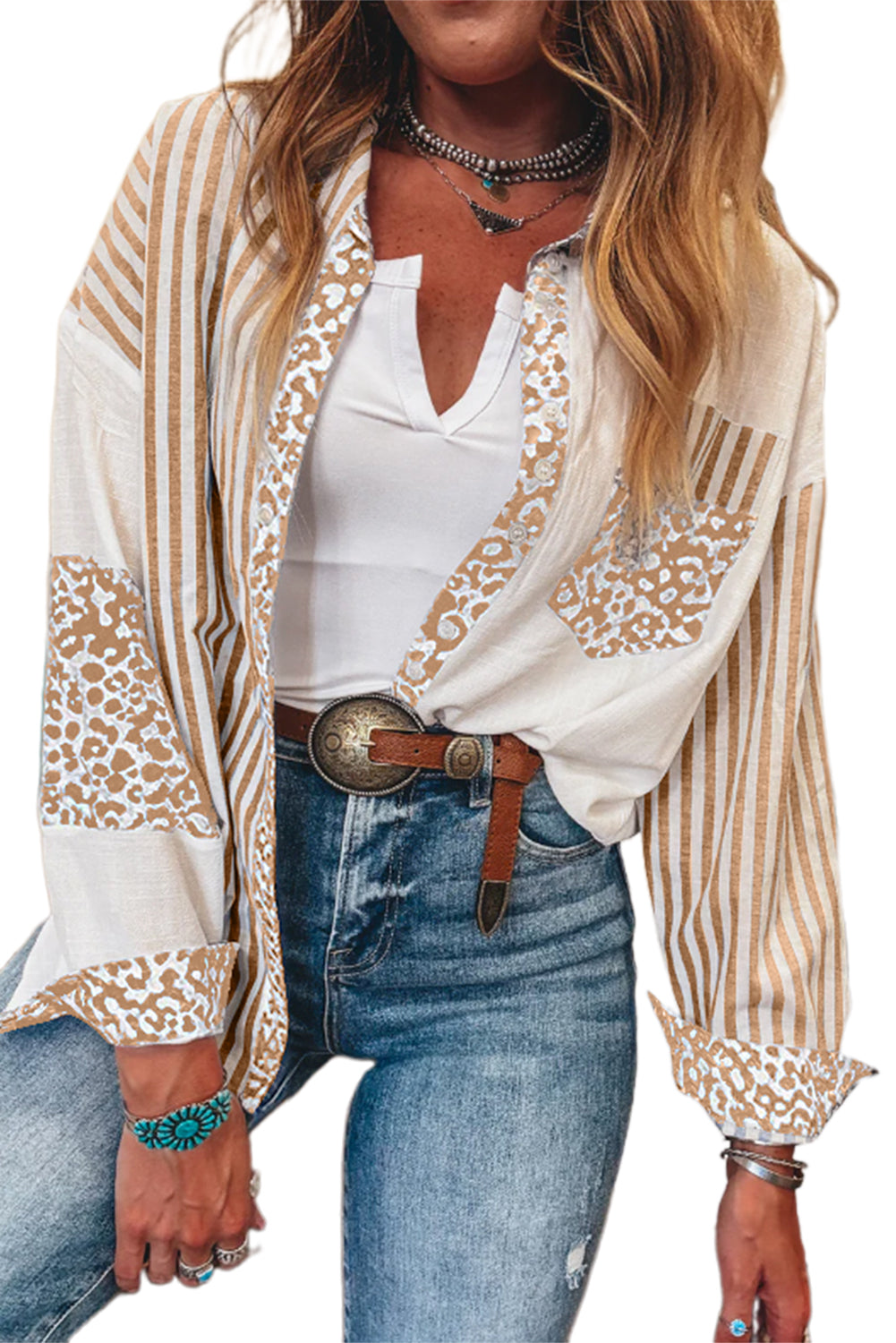 Camisa abotonada con parches de leopardo y rayas color caqui
