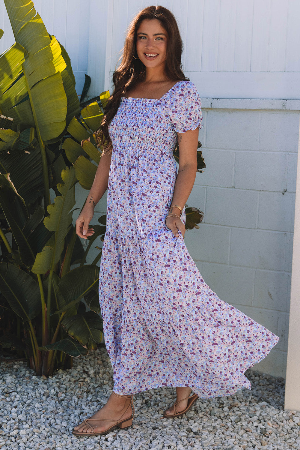Vestido largo morado con estampado floral, mangas abullonadas cortas, cintura alta y fruncido