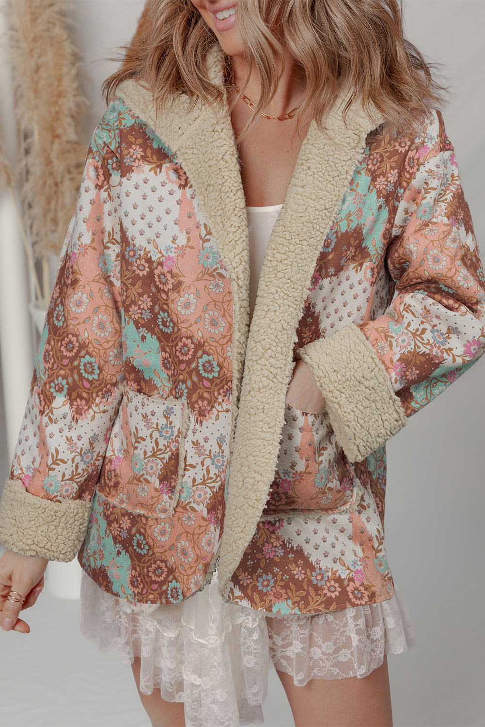 Chaqueta con capucha y forro de sherpa con estampado floral vintage de cachemira en beige