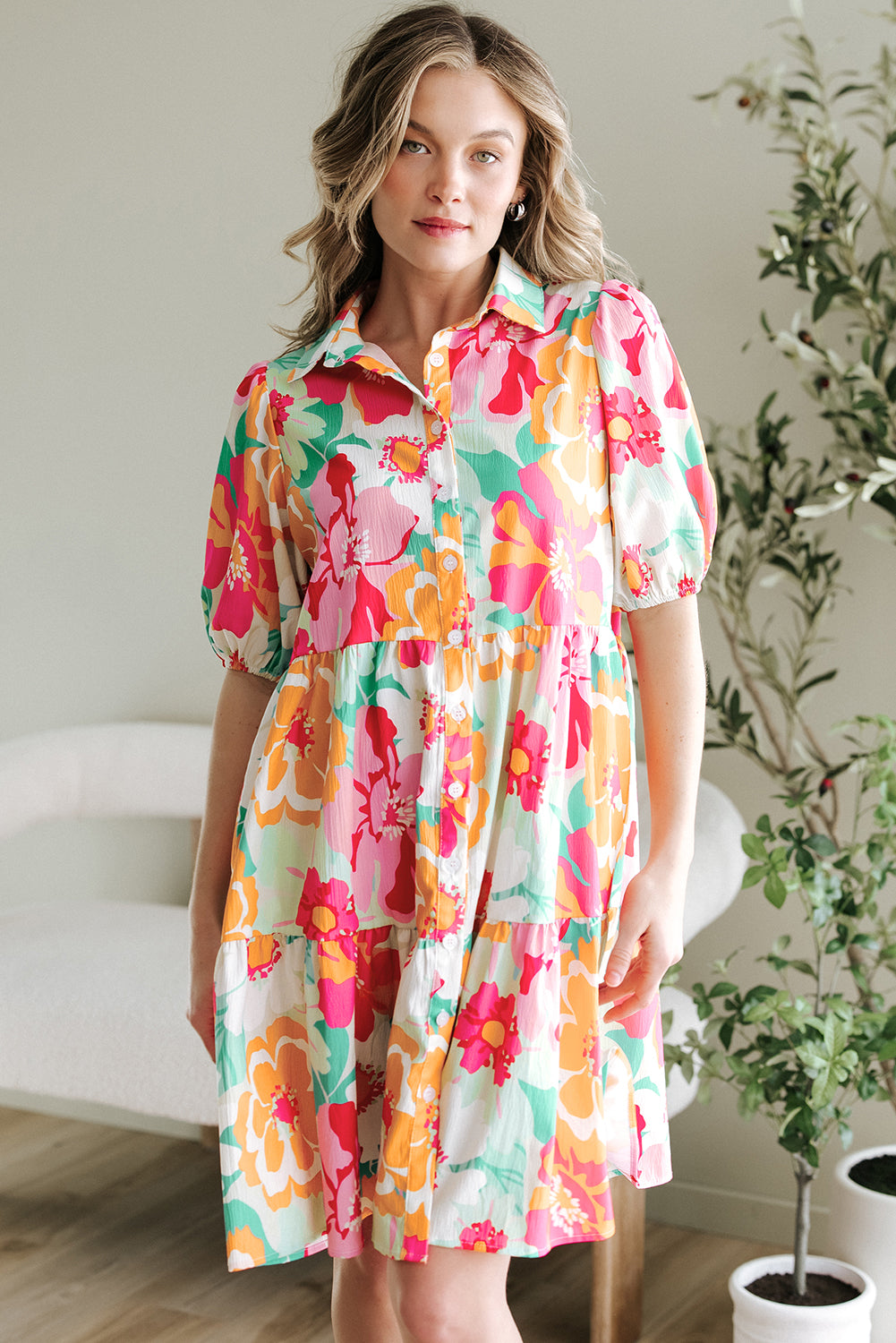 Vestido babydoll con botones, cuello y mangas abullonadas con estampado floral verde