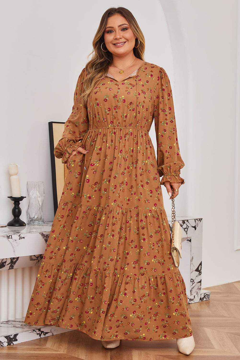 Vestido largo marrón con estampado floral, escote en V dividido, mangas con volantes y capas, talla grande